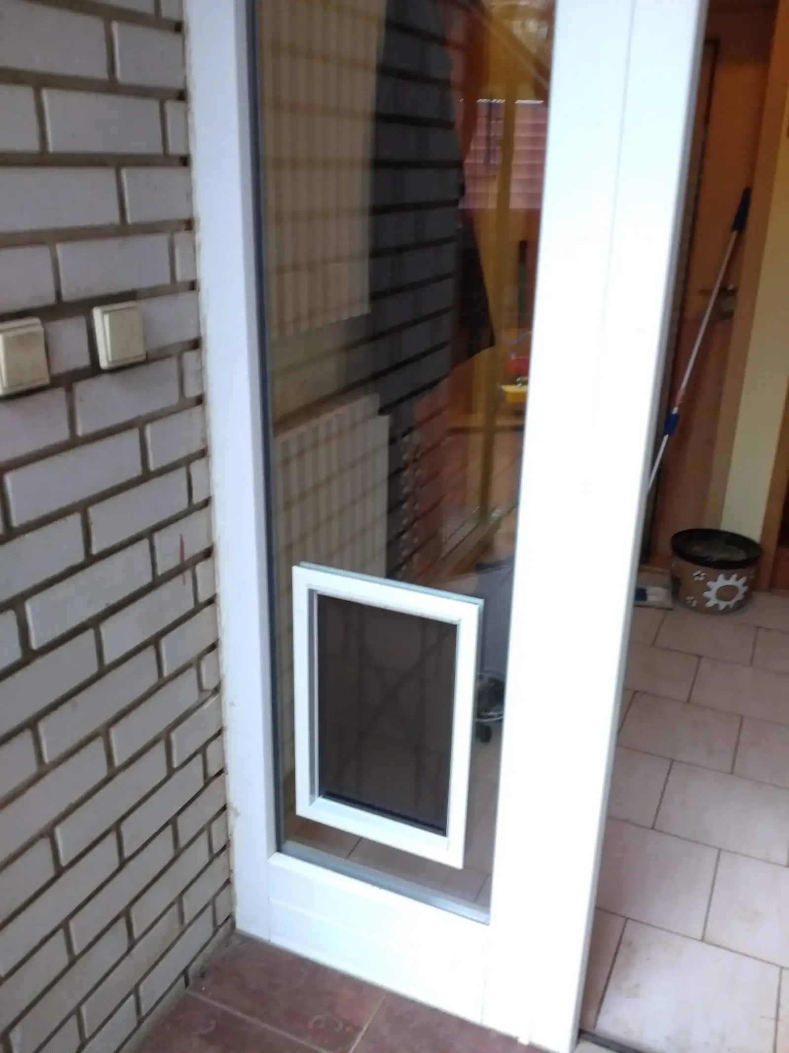 Instalace dvířek pro kočku